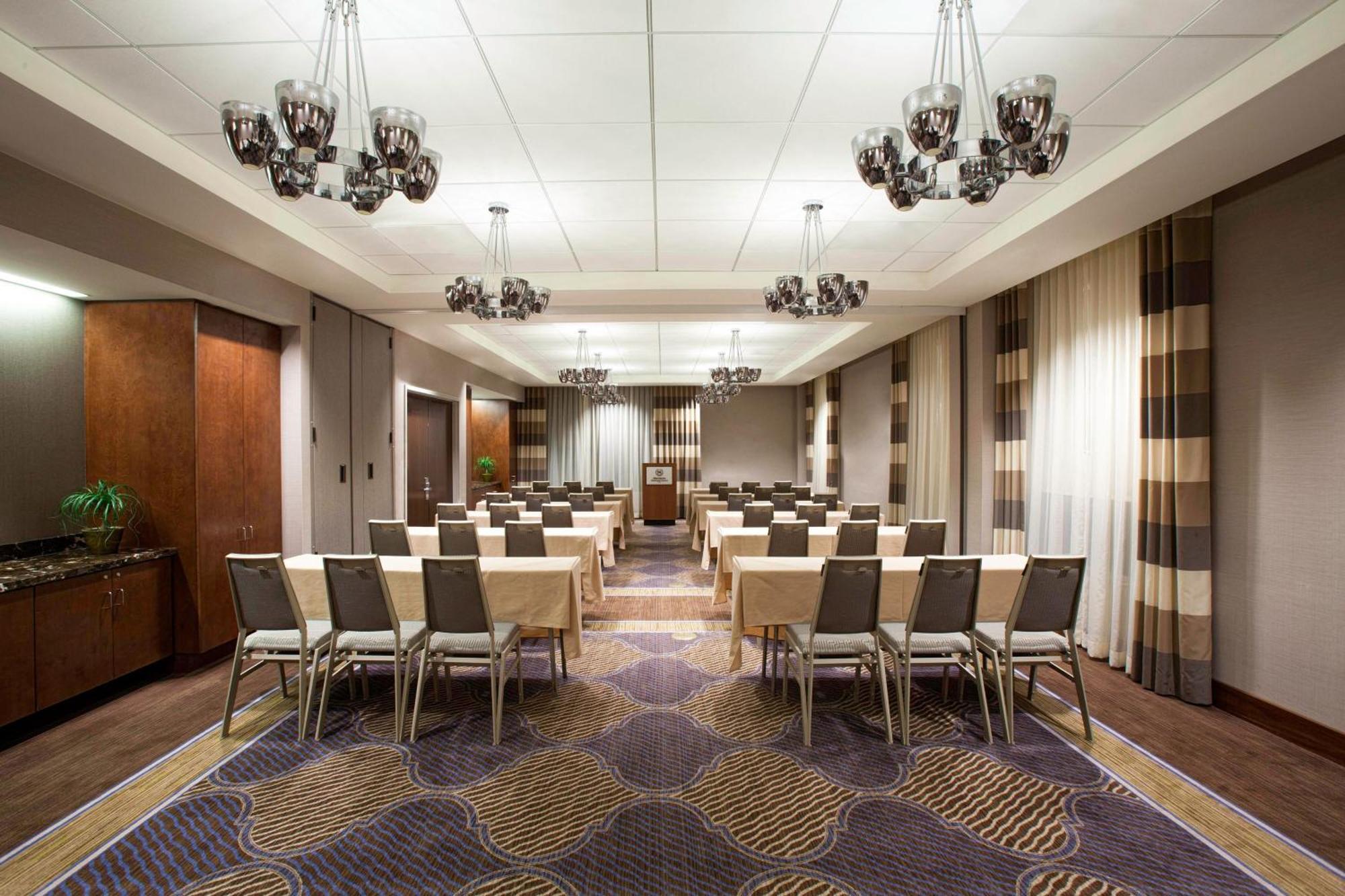Sheraton Pittsburgh Airport Hotel 4*