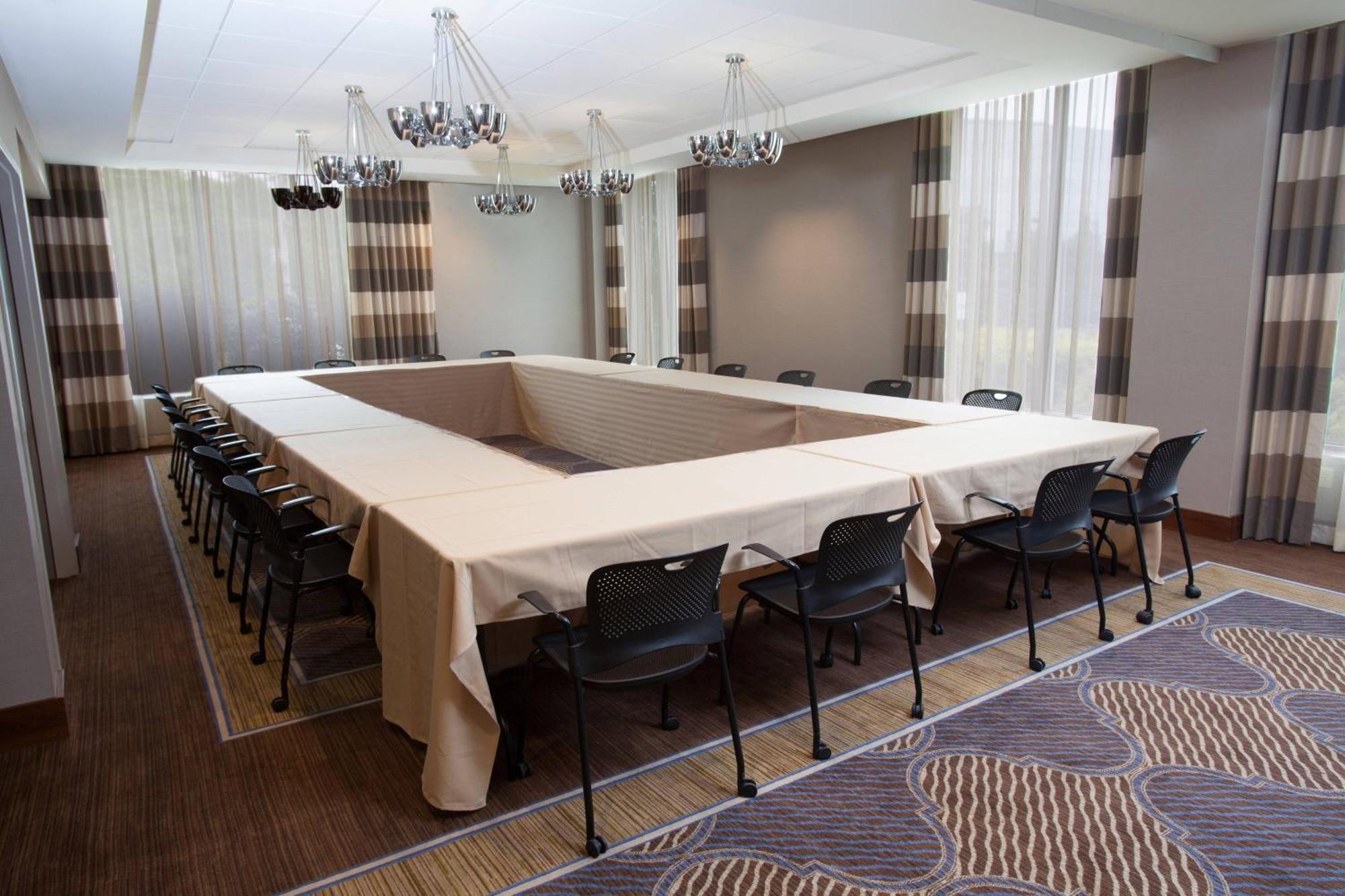 Hotel Sheraton Pittsburgh Airport 4*