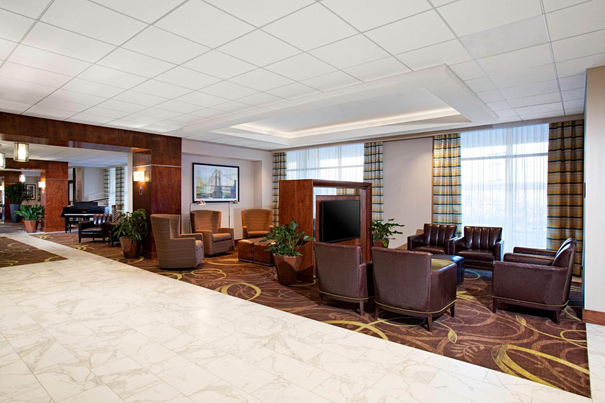 Sheraton Pittsburgh Airport Hotel 4*